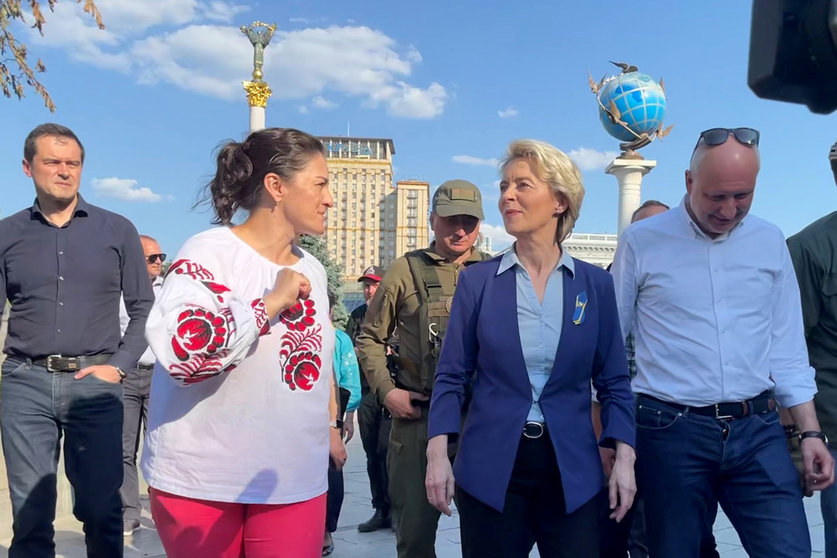 11 June 2022, Ukraine, Kiev: EU Commission President Ursula von der Leyen (C) visits Maidan Square, with Ludmila Scherbanyuk (L), staff member of the Esu Delegation to Ukraine, and Matti Maasikas (R), EU Ambassador to Ukraine. (Best possible quality) Photo: Michel Winde/dpa.