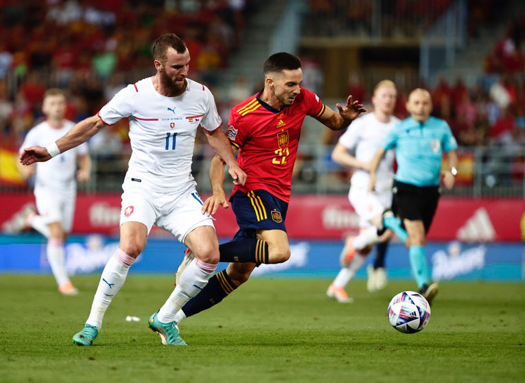 Spain's Pablo Sarabia fight for the ball with a rival during the match against the Czech Republic. Photo: @SeFutbol/Twitter.