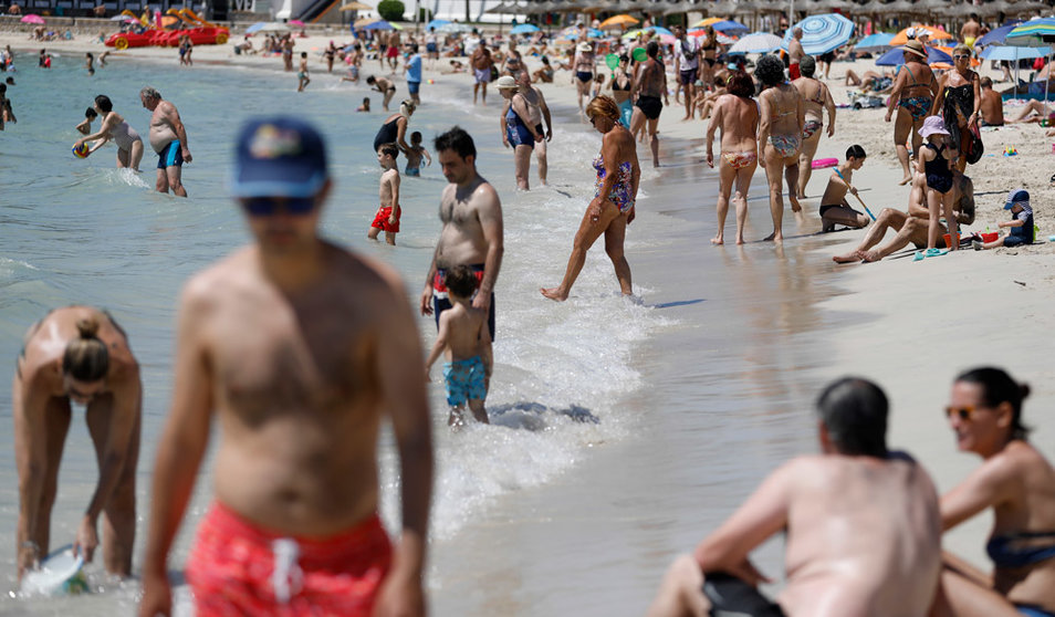 11 June 2022, Spain, Calvia: People crowd at the beach of Palmanova in Mallorca. Photo: Clara Margais/dpa.