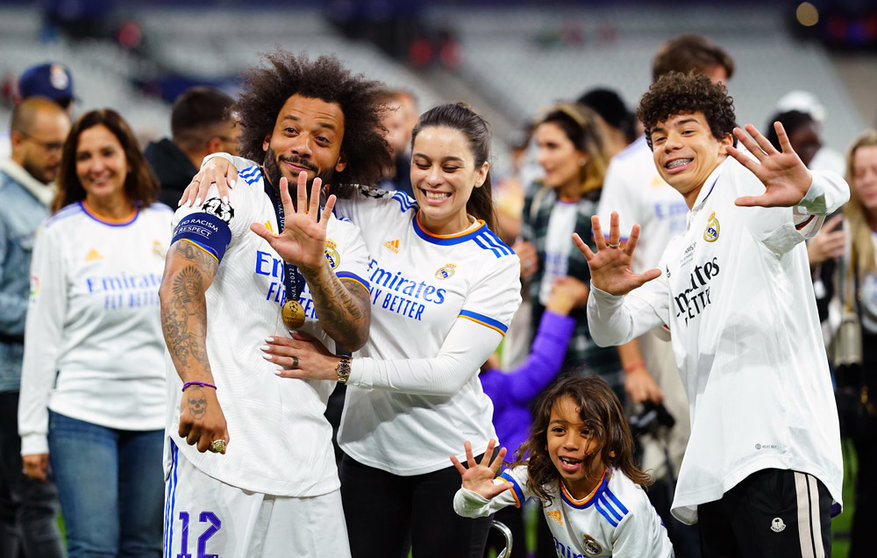 28 May 2022, France, Paris: Real Madrid's Marcelo celebrates with his family after winning the UEFA Champions League Final at the Stade de France. Photo: Adam Davy/PA Wire/dpa.