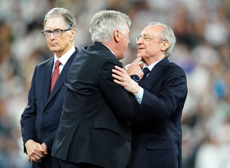 28 May 2022, France, Paris: Real Madrid president Florentino Perez (R) with manager Carlo Ancelotti (C) as Liverpool owner John W.Hentry look on dejected following the UEFA Champions League final soccer match between Liverpool FC and Real Madrid CF at the Stade de France. Photo: Adam Davy/PA Wire/dpa.