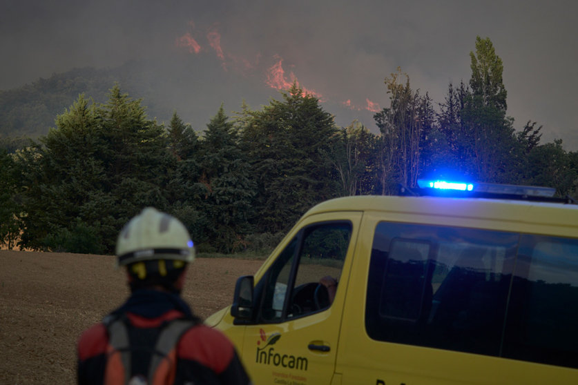 19 June 2022, Spain, Maquirriain: A firefighter arrives to the Maquirriain area after advancing the Ujue fire. This is one of the fires that remain active in the region. Photo: Eduardo Sanz/EUROPA PRESS/dpa.