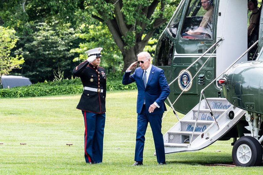 13 June 2022, US, Washington: US President Joe Biden salutes the Marine after returning to the White House via Marine One. Photo: Michael Brochstein/ZUMA Press Wire/dpa.