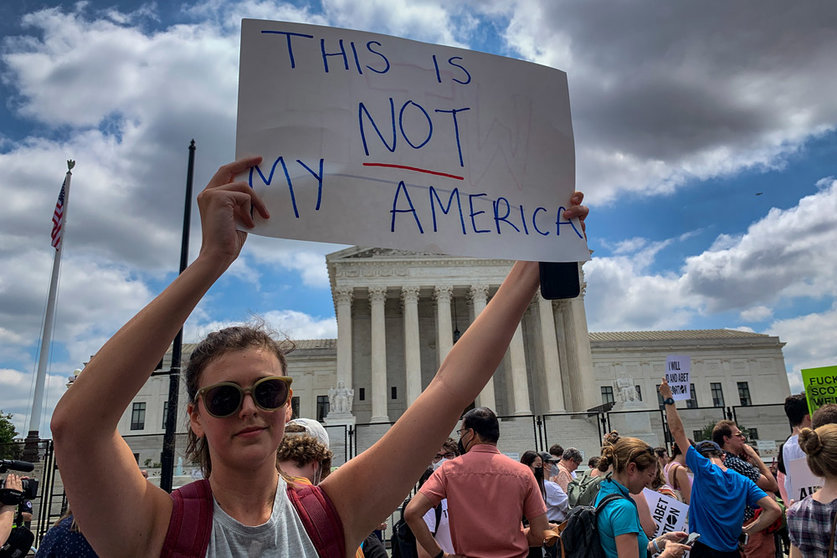 24 June 2022, US, Washington: Abortion rights and anti-abortion activists protest outside US supreme court. The supreme court has ruled there is no constitutional right to abortion in the United States. Photo: Sue Dorfman/ZUMA Press Wire/dpa.
