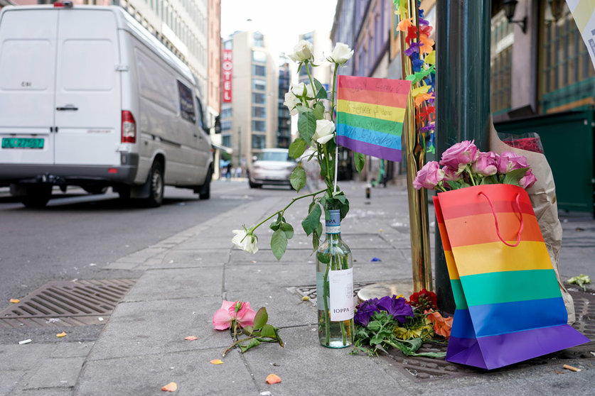 25 June 2022, Norway, Oslo: Pride flags can be seen tied to a mast after several shots were fired last night outside a nightclub. At least two people were killed and 21 injured in an incident the police are investigating whether it was related to terror. Photo: Terje Pedersen//dpa.