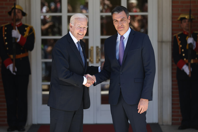 28 June 2022, Spain, Madrid: Spanish Prime Minister Pedro Sanchez (R) receives US President Joe Biden at the Moncloa Palace ahead of the NATO Summit. Photo: E. Parra. Pool/EUROPA PRESS/dpa.