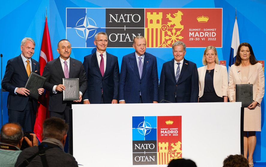 HANDOUT - 28 June 2022, Spain, Madrid: (L-R) Finnish Foreign Minister Pekka Haavisto, Turkish Foreign Minister Mevlut Cavusoglu, NATO Secretary General Jens Stoltenberg, Turkish President Recep Tayyip Erdogan, Finnish President Sauli Niinisto, Swedish Prime Minister Magdalena Andersson and Swedish Foreign Minister Ann Linde pose for a picture after signing a memorandum of joining of these Nordic countries to the defense alliance. Photo: -/NATO/dpa - ATTENTION: editorial use only and only if the credit mentioned above is referenced in full.