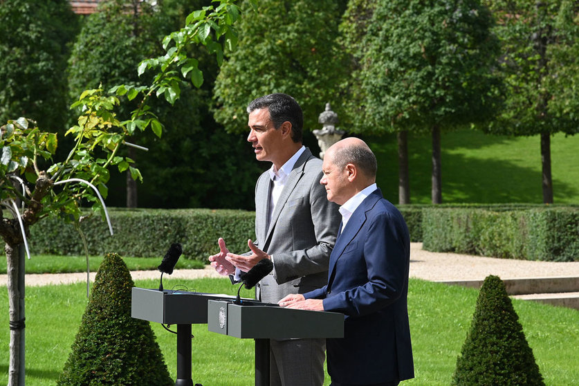 30/08/2022. Spanish prime minister Pedro Sanchez with the German federal chancellor Olaf Scholz during a recent meeting in Germany. Photo: La Moncloa/Flickr.