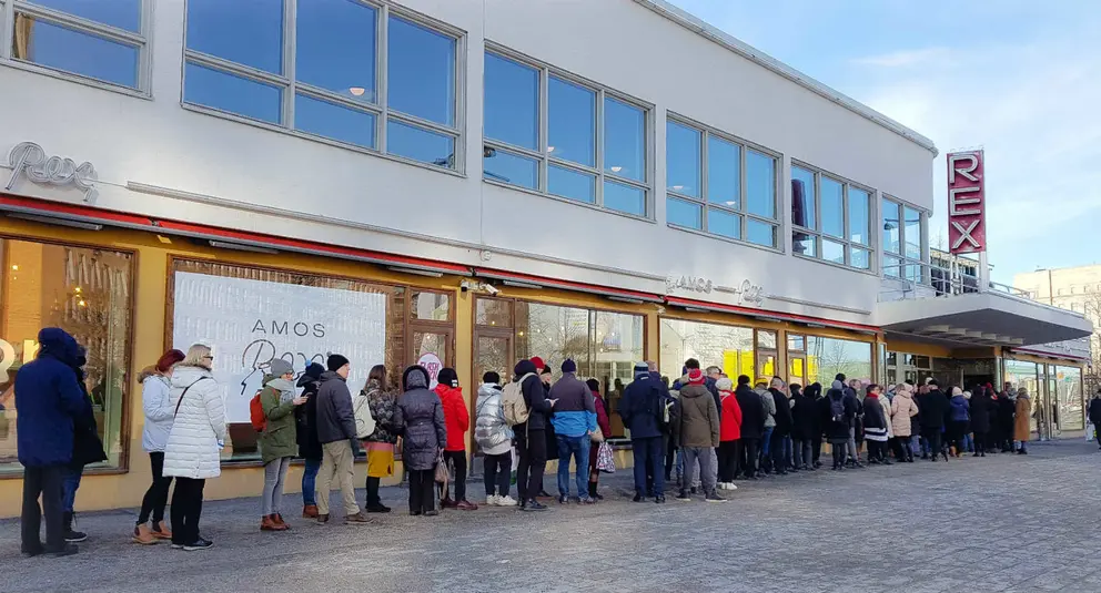 Queue Amos Rex outside
Visitors on Sunday 17th waiting to enter Amos Rex. Photo by Barbara Stojanovic.