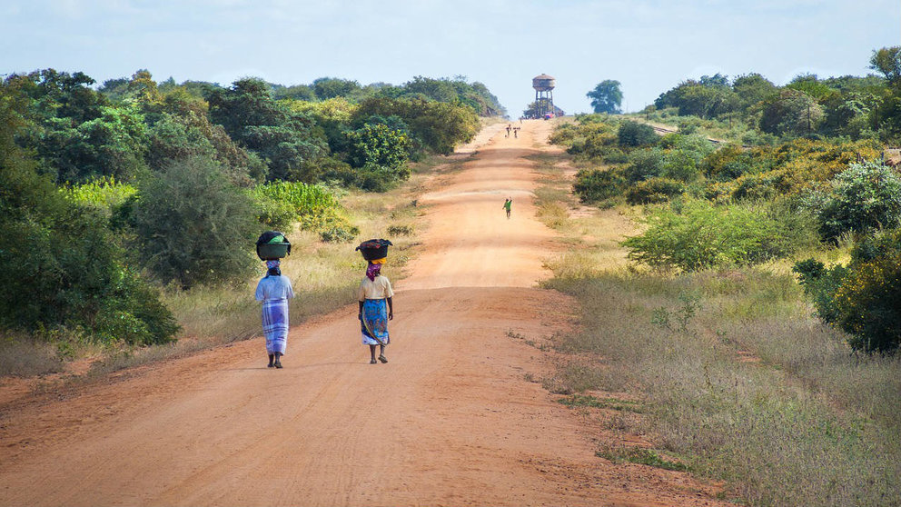 African women walking along a sand road in Mozambique. Photo: Pixabay/File photo.