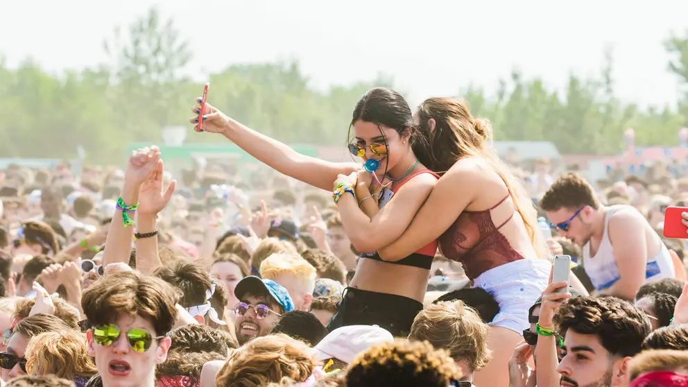 Girls women concert music festival by Pexels
