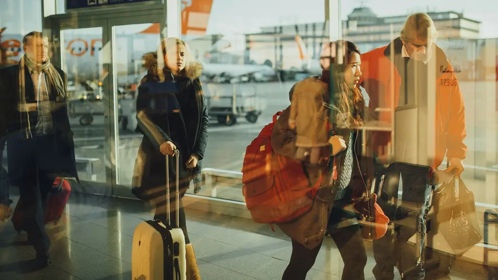 Airport-people-traveller-suitcase-luggage