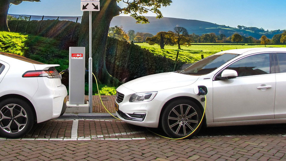Hybrid electric cars charging. Photo: Pixabay.