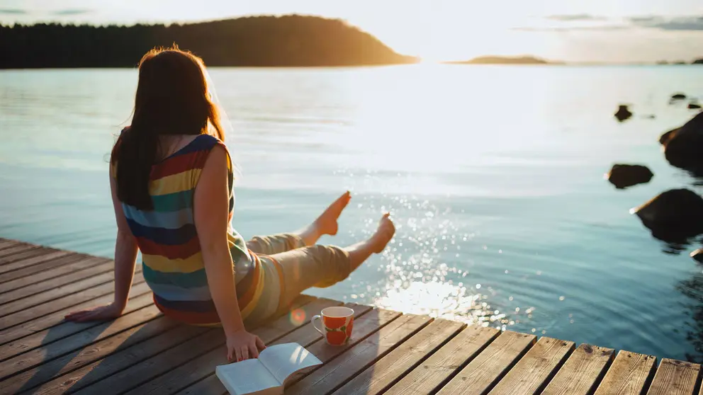 Woman-lake-summer-by-Jussi-Hellsten---Visit-Finland