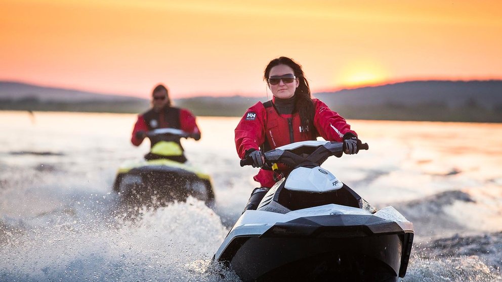A-couple-jet-skiing-in-a-lake-in-Rovaniemi-(Lapland)-by-Visit-rovaniemi.
