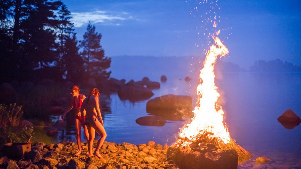 Juhannus-Midsummer-bonfire-by-Laura-Vanzo-Visit-Tampere