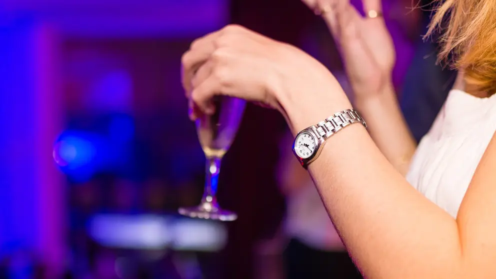 woman-watch-drink-night-club