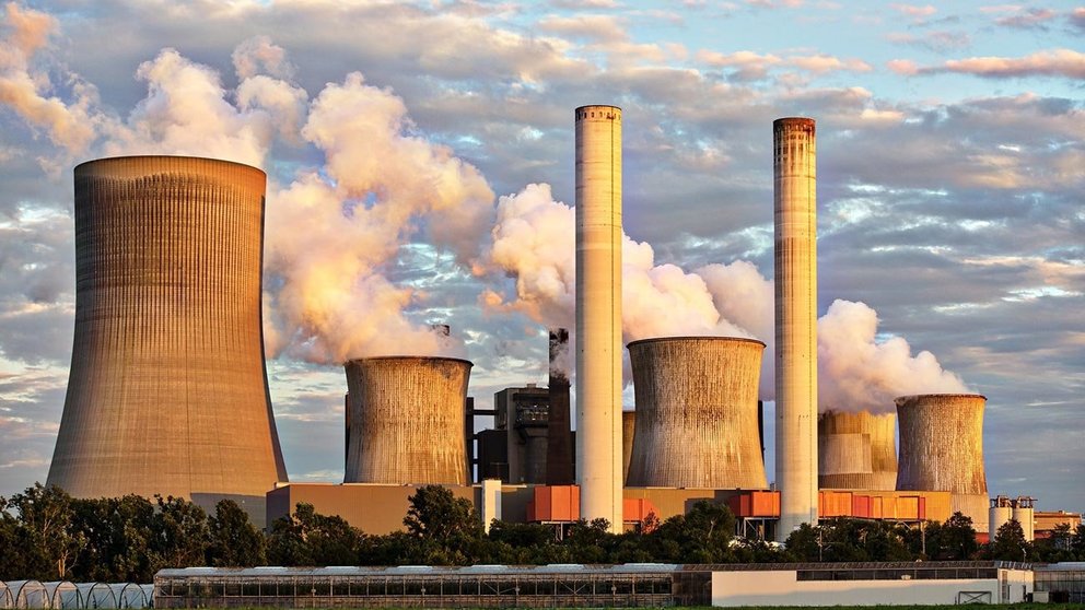 Nuclear-power-plant-air-pollution-chimney-clouds Photo: Pexels
