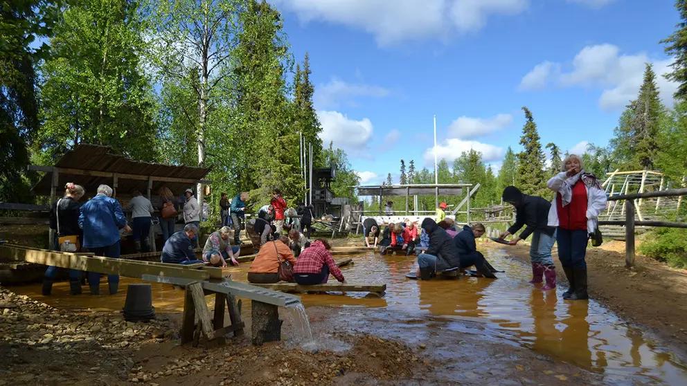 Tankavaara-gold-rush-panners-Lapland-by-Veera-Paakkonen