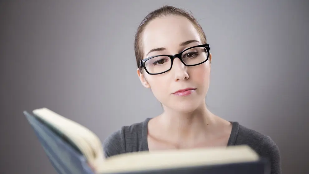 Student-woman-girl-book