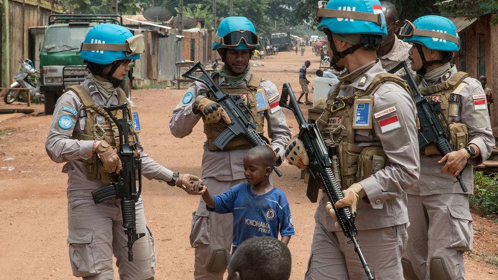 UN-mission-soliders-blue-Central-African-Republic-Bangui-child-humanitarian.-Photo-by-UN Photo-Herve Serefio