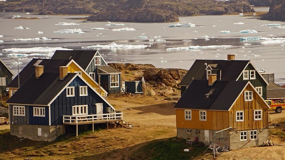 Greenland-houses-ice-bay