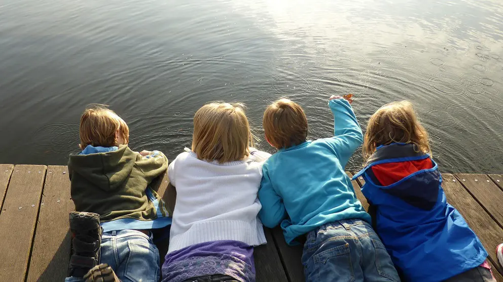 Children-boys-girls-water-pier