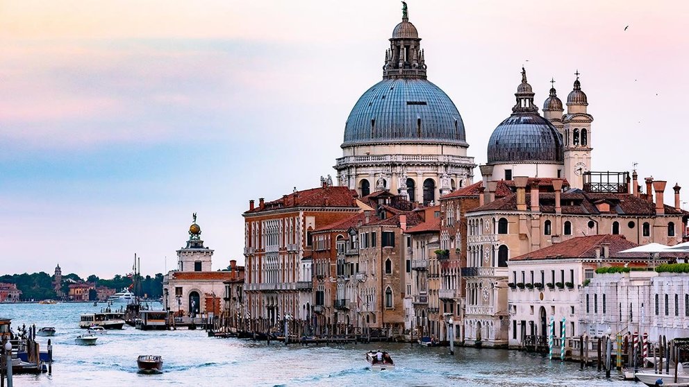 Venice-basilica-boats-Photo-by-Wolfgang-from-Pexels