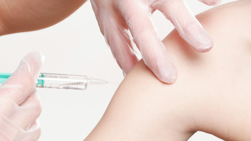 syringe-vaccination-vaccine
