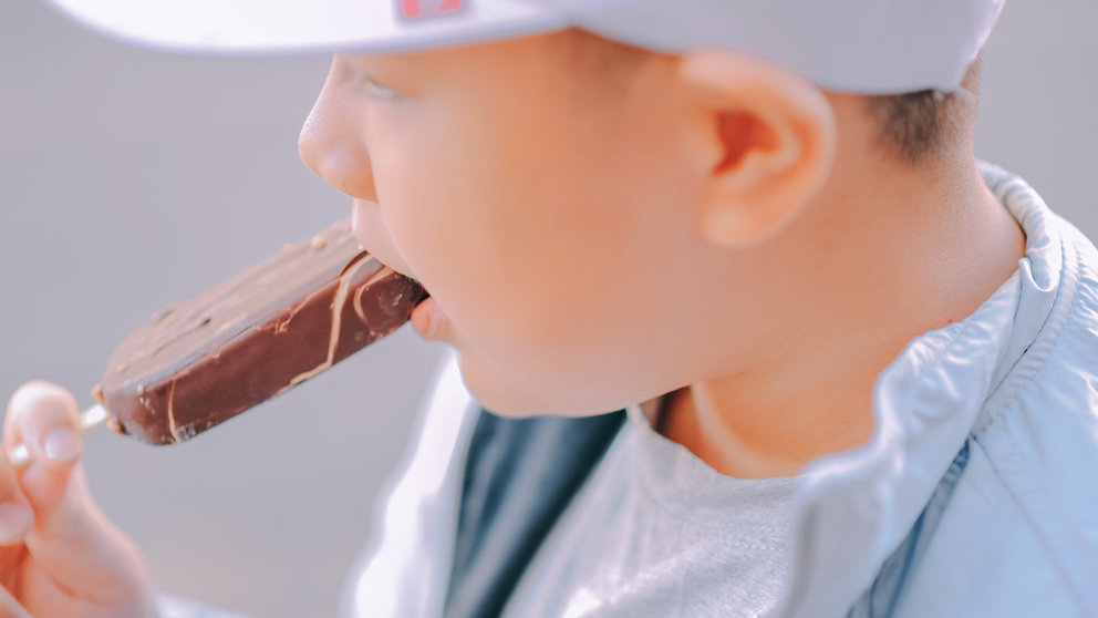 Boy-cap-child-eat-icecream