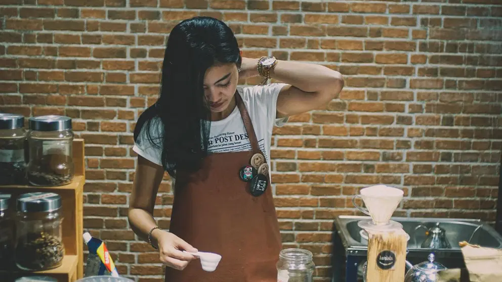 Woman-girl-coffee-shop-barista