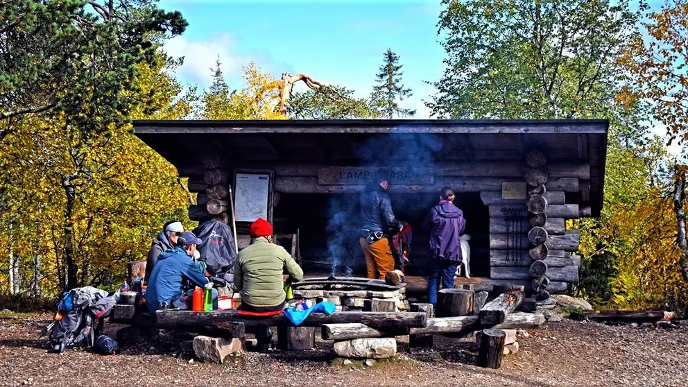 Ruska-forest-excursion-cabin-sausages-by-Pablo-Morilla