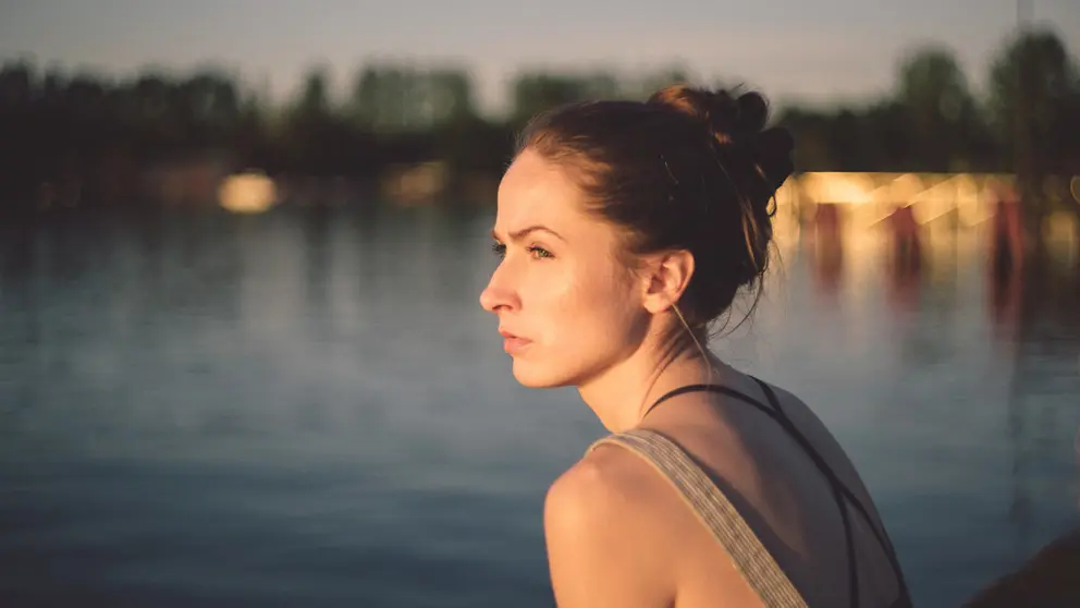 Woman-sad-depression-lake