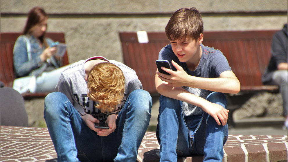 boys-kids-cell-phone-park