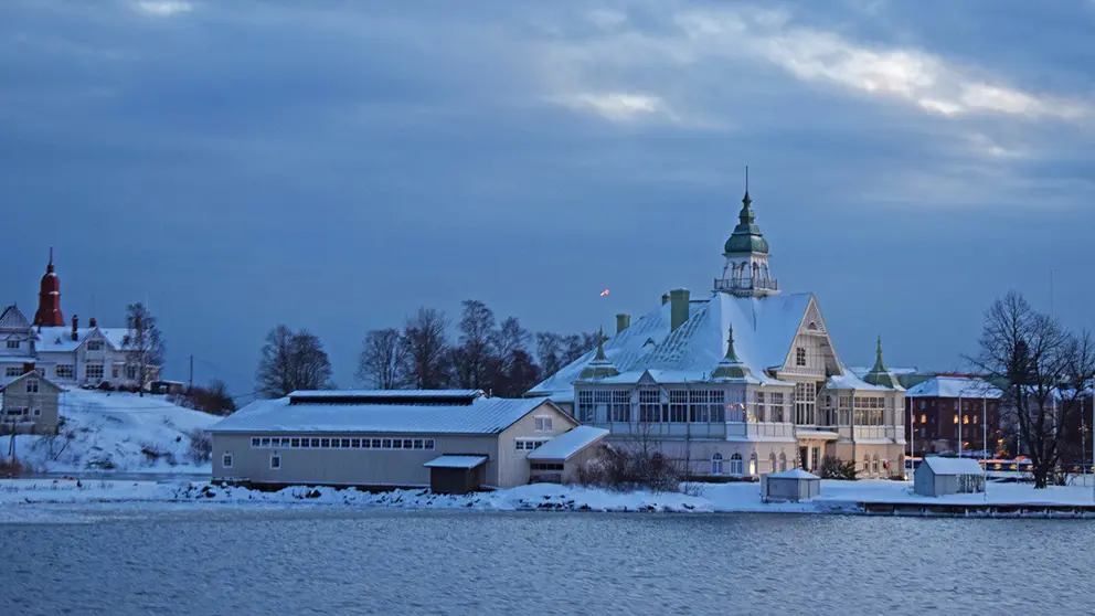 Finnish-winter-and-darkness-in-Joutjarvi-in-Lahti.-By-Pablo-Morilla