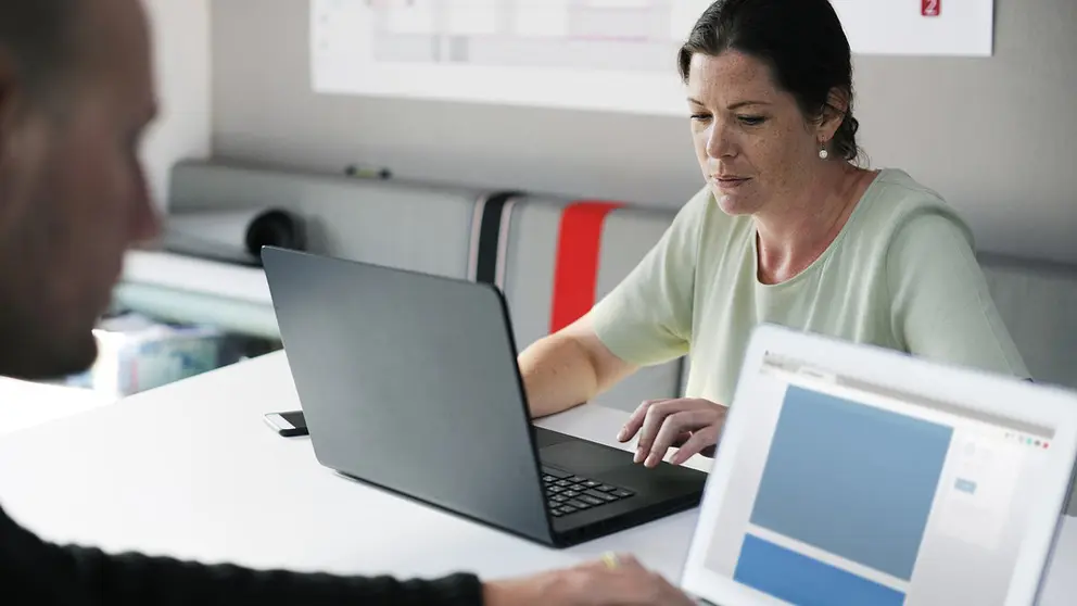 Woman-work-laptop