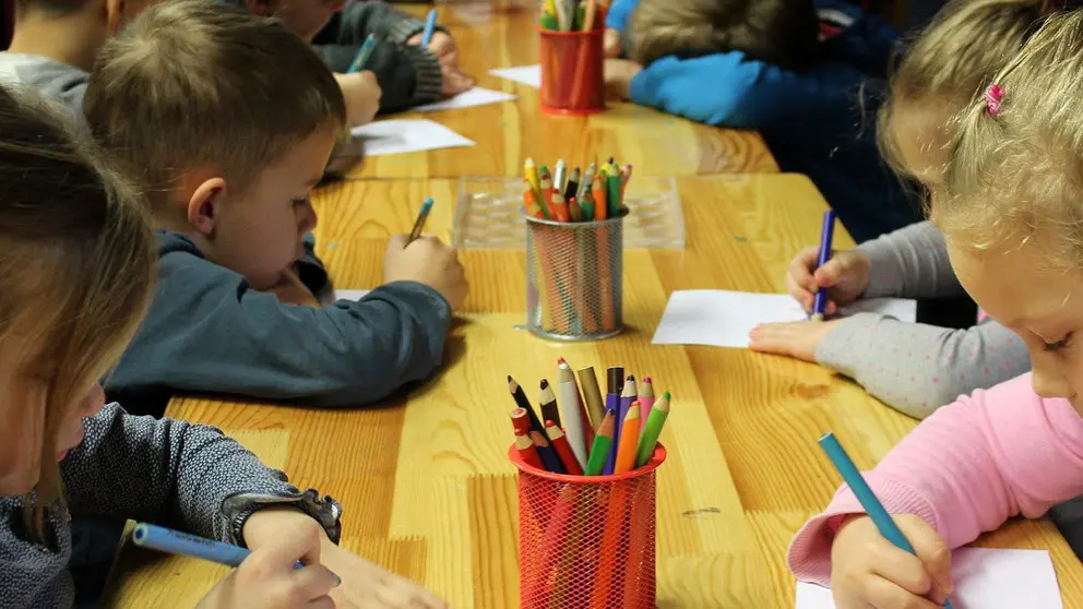 Children-school-draw-paint