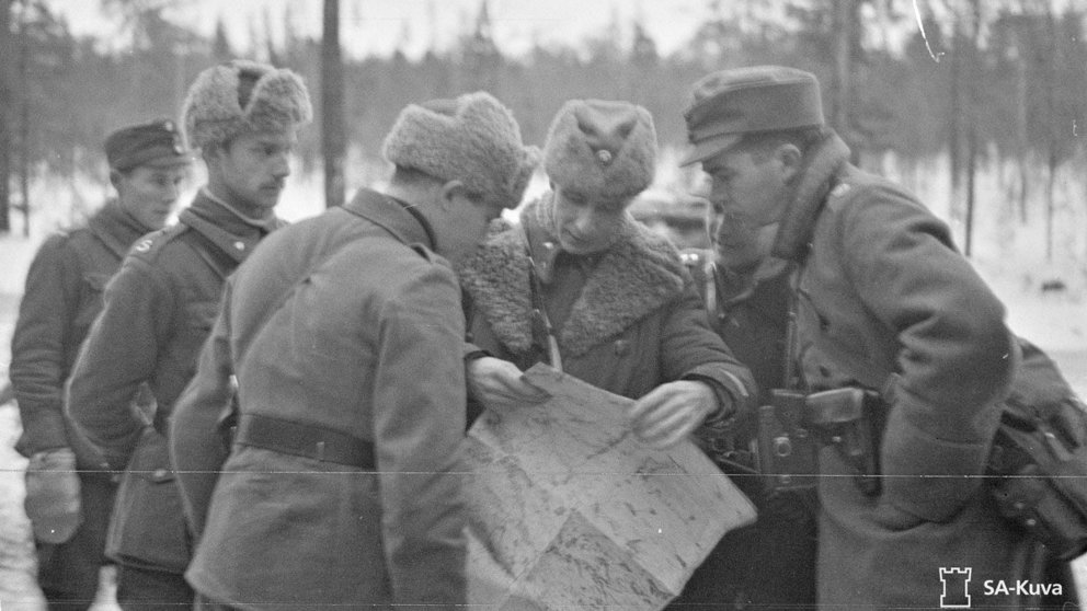 Finnish-soldiers-read-map-Suomussalmi-1-Dec-1939