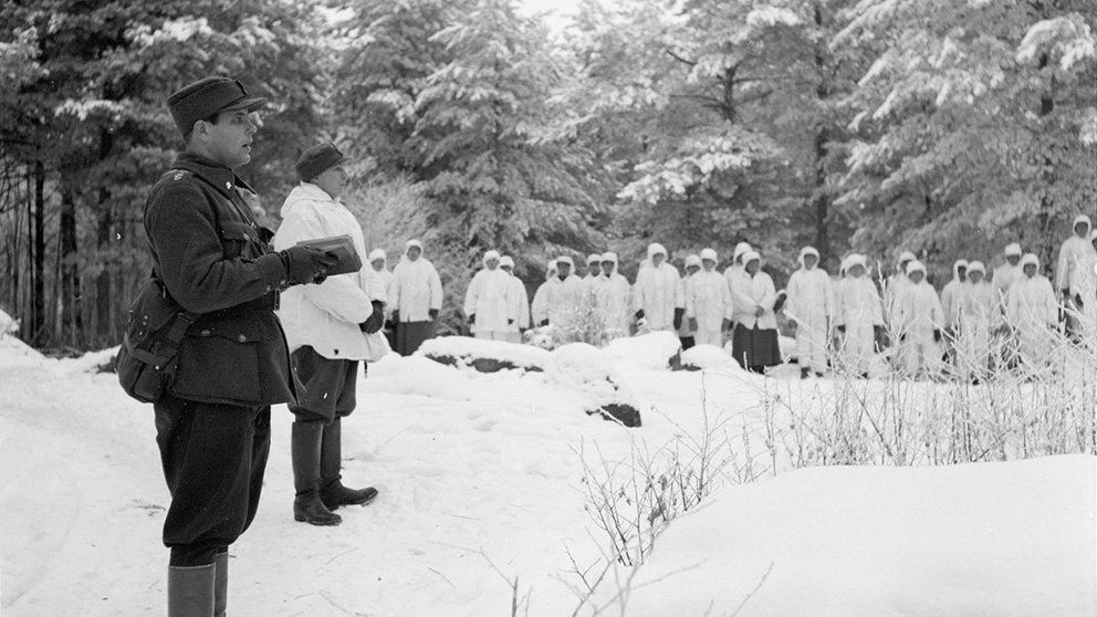 Finnish-troops-soliders-mass-religion-service-battle-snow-by-SA-Kuva