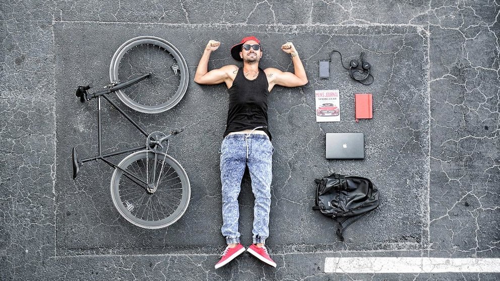 Young-entrepreneur-bag-boy-man-bycicle-mobile. Photo: Pixabay.