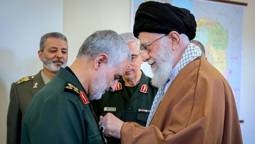 Qasem-Soleimani-received-Zolfaghar-Order-from-Ali-Khamenei-by-Khamenei.ir