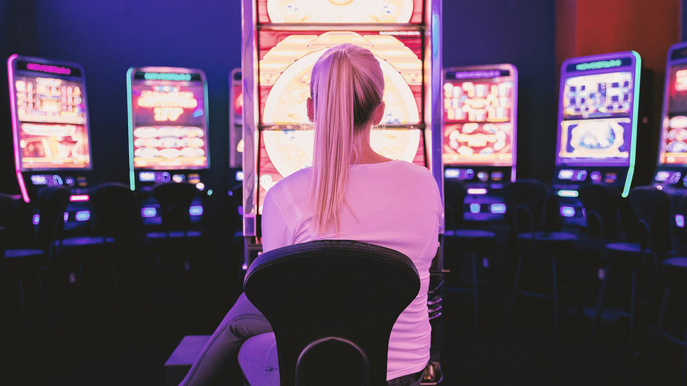Casino-gambling-slot-machine-woman-blonde