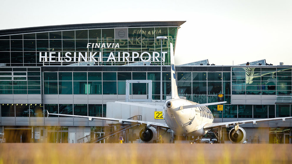 Helsinki-airport-plane-Finnair-by-Finavia