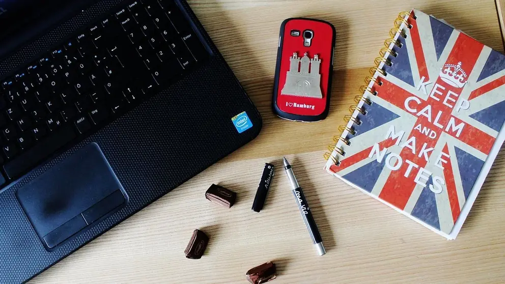 Laptop-notebook-keep-calm-work-table