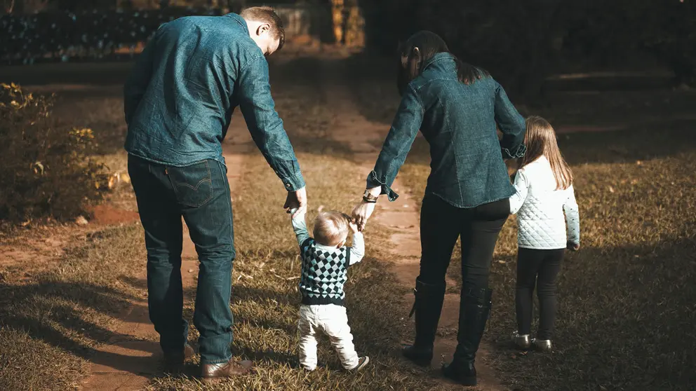 Family-children-walk