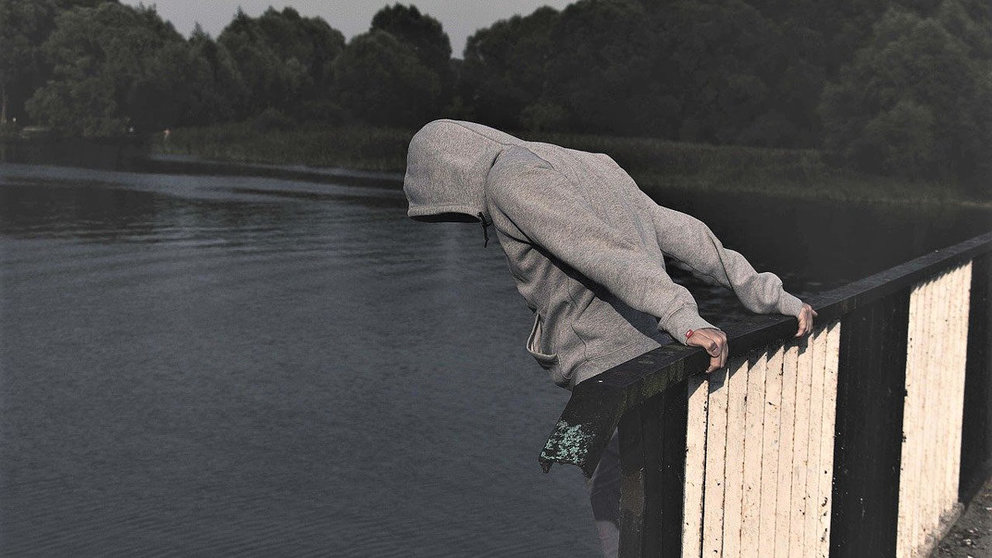 Man-suicide-river-jump