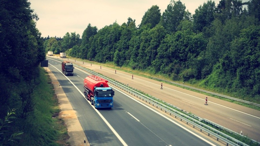 Trucks driving on a highway. Photo: Pixabay.