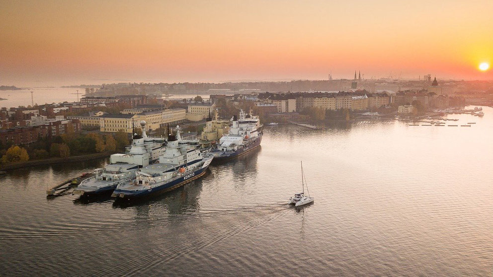 Helsinki-boat-vessel-ship-bay