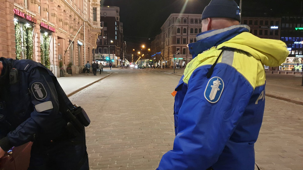 Police-officers-in-Helsinki-centrum-by-@HelsinkiPoliisi