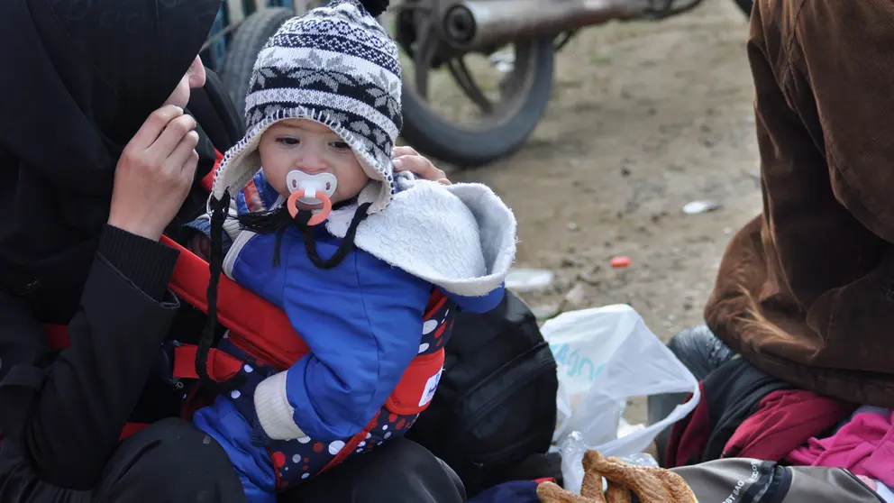 Woman-child-Turkey-Greece-border-by-Tülin-Çetinkol